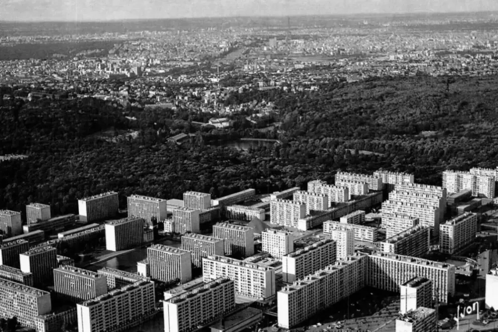 Sébastien kheroufi (promotion 2021) met en scène “par les villages” de peter handke